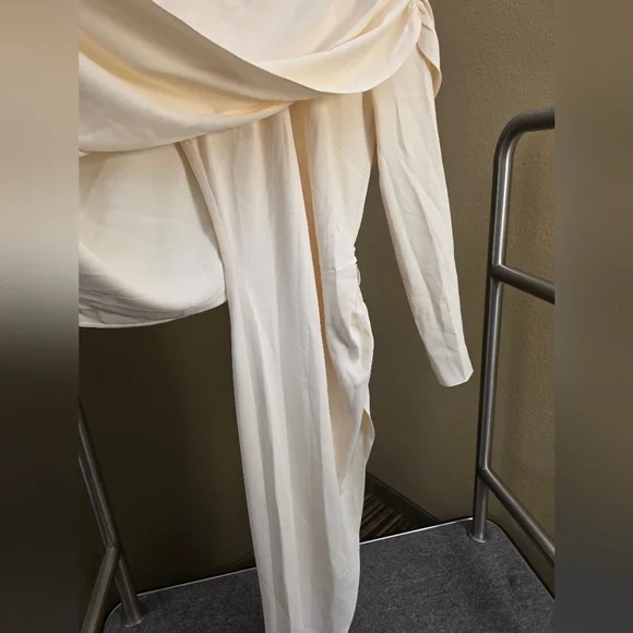 Big Sale! Helsa The Wilhelmina Cape Top in Cream - Picture 7 of 9